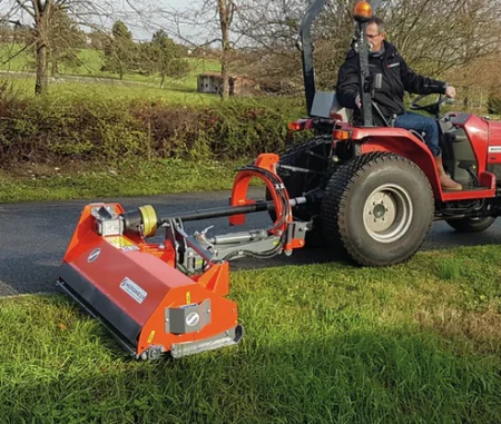 Broyeur accotements MORGNIEUX AF avec déport et inclinaison hydrauliques, fléaux Y, idéal pour talus, fossés et zones difficiles d’accès