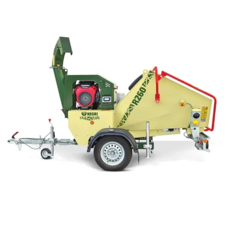 Broyeur thermique NEGRI R260BH210TRGN sur remorque, moteur HONDA GX630, capable de broyer des branches jusqu’à 130 mm, avec trémie large et paillis calibré