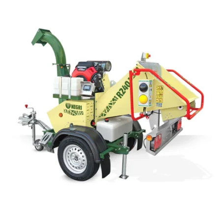 Broyeur thermique NEGRI R240BHHP210N avec moteur HONDA GX630, rouleau hydraulique et goulotte orientable, broie branches jusqu’à 90 mm