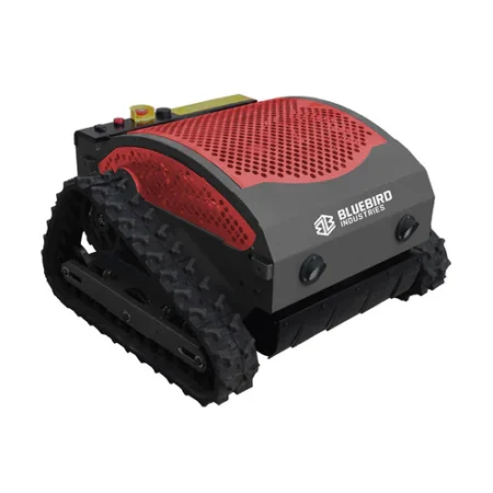 Débroussailleuse radiocommandée BLUEBIRD FM23-53 sur terrain accidenté, télécommande à écran LED, moteurs thermique et électriques, coupe herbes et broussailles