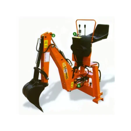 Pelle rétro SOLYCIA installée sur microtracteur, bras articulé hydraulique avec godet, idéale pour petits terrassements et tranchées.