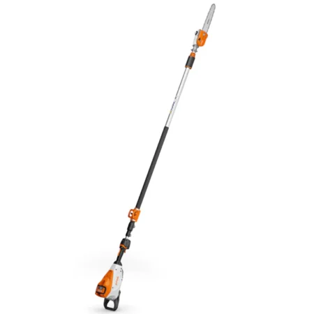 Perche d’élagage à batterie STIHL HTA 135 avec tube télescopique atteignant 5 m, utilisée pour couper des branches d’arbres