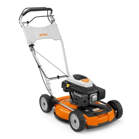 Tondeuse mulching thermique STIHL RM 4 RTP sur pelouse, vue latérale avec guidon rabattable et largeur de coupe 53 cm