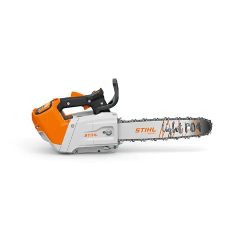 Tronçonneuse à batterie STIHL MSA 220 T en action sur un arbre, maniable et légère, idéale pour élagage professionnel