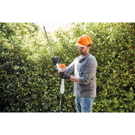 Taille-haie sur perche STIHL HLA 56 Pack – 210 cm avec lamier 45 cm, batterie AK 20 et tête orientable, idéal pour haies hautes et larges
