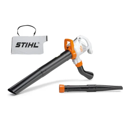 Aspirateur souffleur électrique STIHL SHE 71 utilisé pour le nettoyage des feuilles sur une surface extérieure
