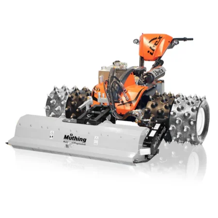 Motofaucheuse IBEX-G2 TerraTec thermique sur terrain montagneux avec accessoires agricoles polyvalents