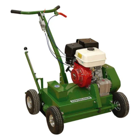 Scarificateur thermique tracté SEMBDNER VR 45 et VR 60 sur pelouse professionnelle avec moteur HONDA