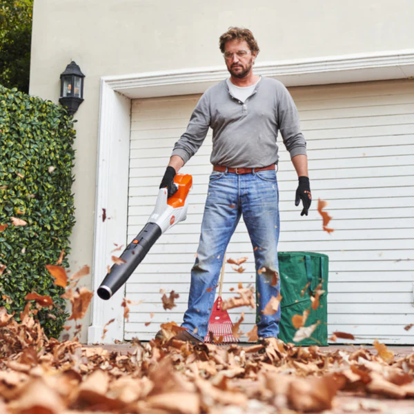 souffleur-a-batterie-bga60-stihl-situation Souffleur à batterie AK System STIHL BGA 60 Pack – Image 2
