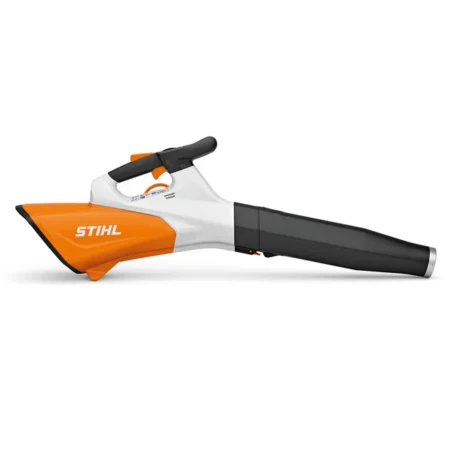 Souffleur à batterie BGA 200 STIHL utilisé sur un jardin avec tube réglable et poignée anti-torsion