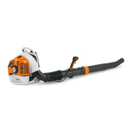 Souffleur thermique STIHL BR 450 professionnel à dos en utilisation extérieure