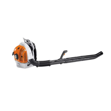 Souffleur thermique STIHL BR 550 professionnel à dos en utilisation extérieure