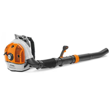 Souffleur à dos thermique BR 700 STIHL utilisé sur grande surface avec moteur 4-MIX et harnais rembourré
