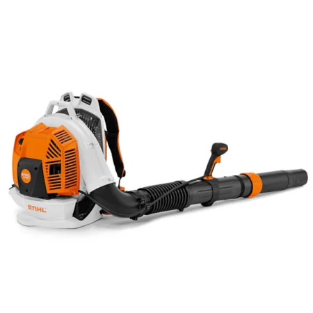 Souffleur thermique STIHL BR 800 C-E professionnel à dos en utilisation extérieure