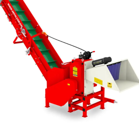 Broyeur de bois AM-120TR-K à tracteur avec convoyeur à bande en fonctionnement