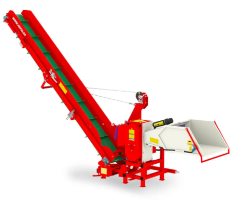 Broyeur de bois AM-120TR-K PRO à tracteur avec convoyeur à bande en fonctionnement