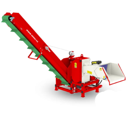 Broyeur de bois AM-160TR-K tracteur avec tapis roulant en fonctionnement