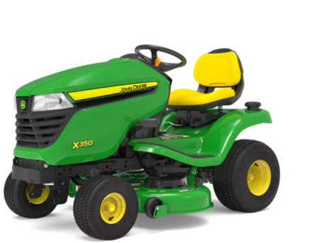 Tracteur tondeuse john deere x350 équipé d’un plateau de coupe large pour l’entretien efficace des grandes pelouses.