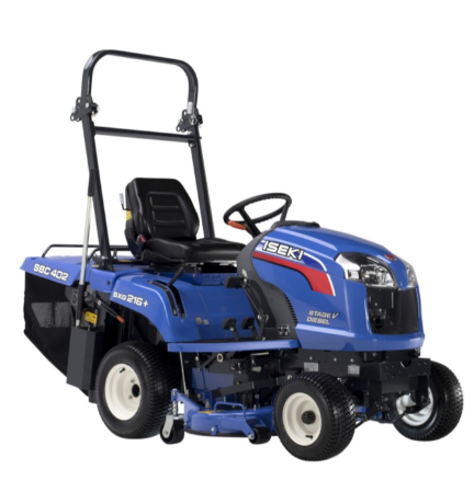 Tondeuse autoportée iseki sxg216 équipée d’un moteur diesel et d’un bac de ramassage pour l’entretien de grandes surfaces engazonnées.