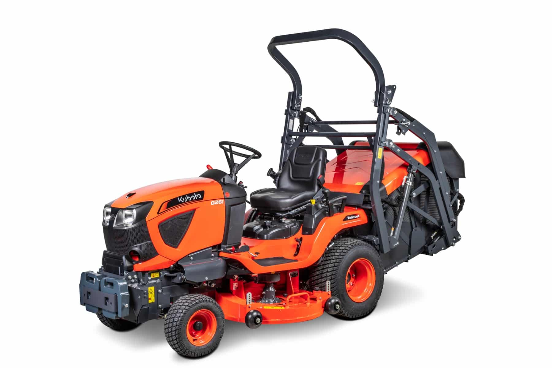 Tracteur tondeuse Kubota G261HD diesel équipé d'un large plateau de coupe et d'un bac de ramassage grande capacité.