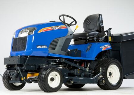 Tondeuse autoportée diesel Iseki SXG323 équipée d’un moteur puissant et d’un grand bac de ramassage pour grandes surfaces.